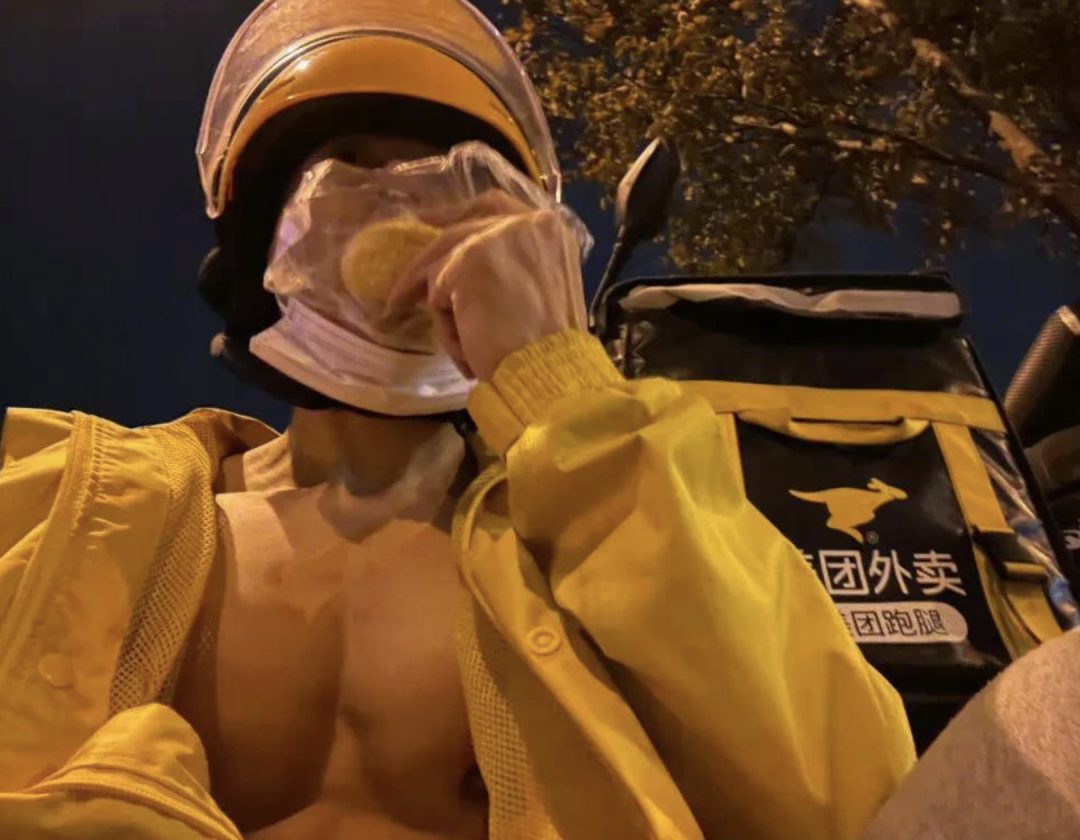 肌肉外卖员拉开衣服玩自拍，这身材绝了