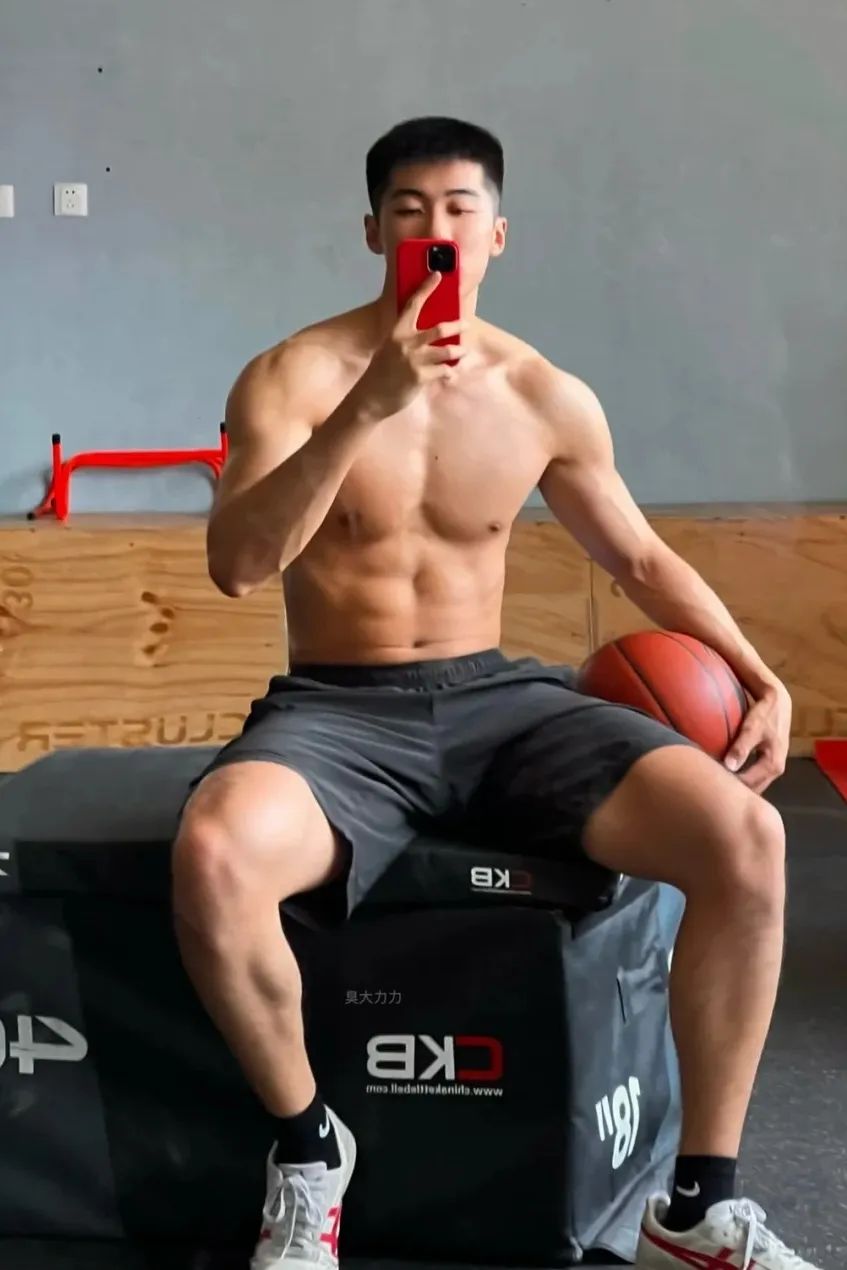 【直男日记】185CM 的足球湿身照，是你新老公吗？