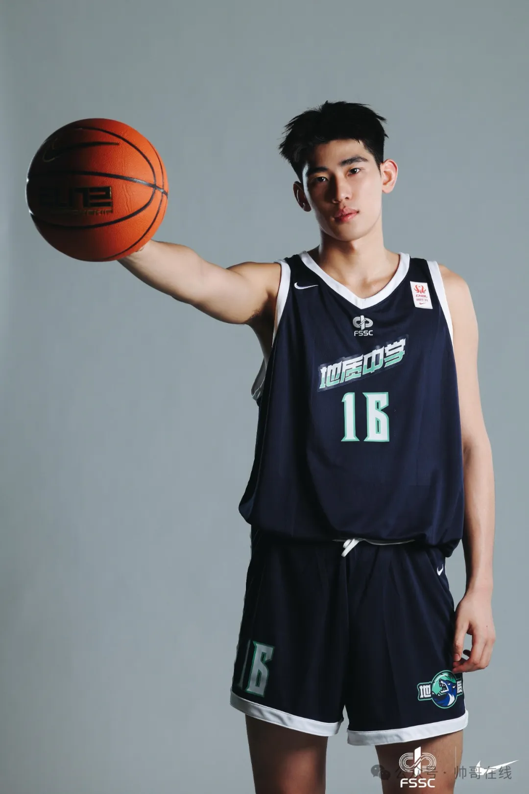 05 年 199CM 男大篮球体育生，运动员的颜值真不是吹的！