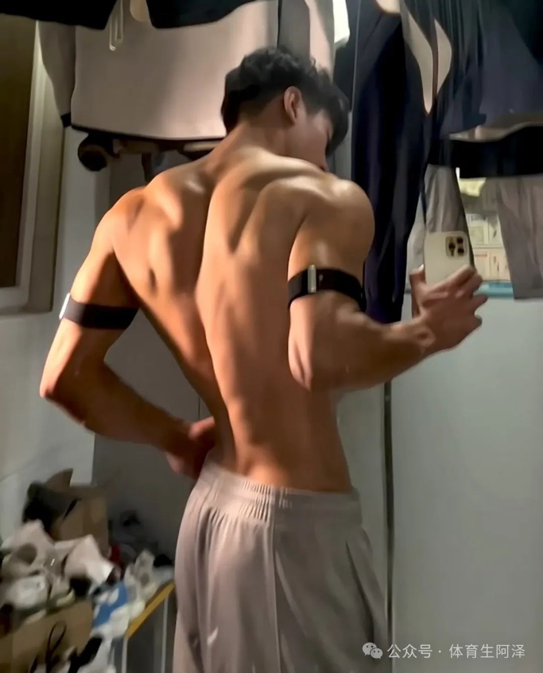 宽肩窄腰大长腿，体育生这背不拔罐可惜了，腰线太迷人.....