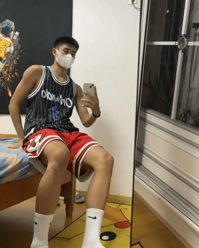 男大体育生黑皮肌肉帅哥独自在酒店！