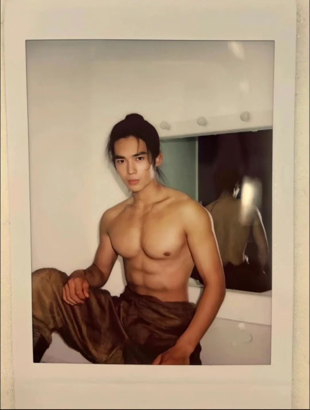 于是，塌房了！舔脚婆、男女通吃、双插头 Buff 叠满…