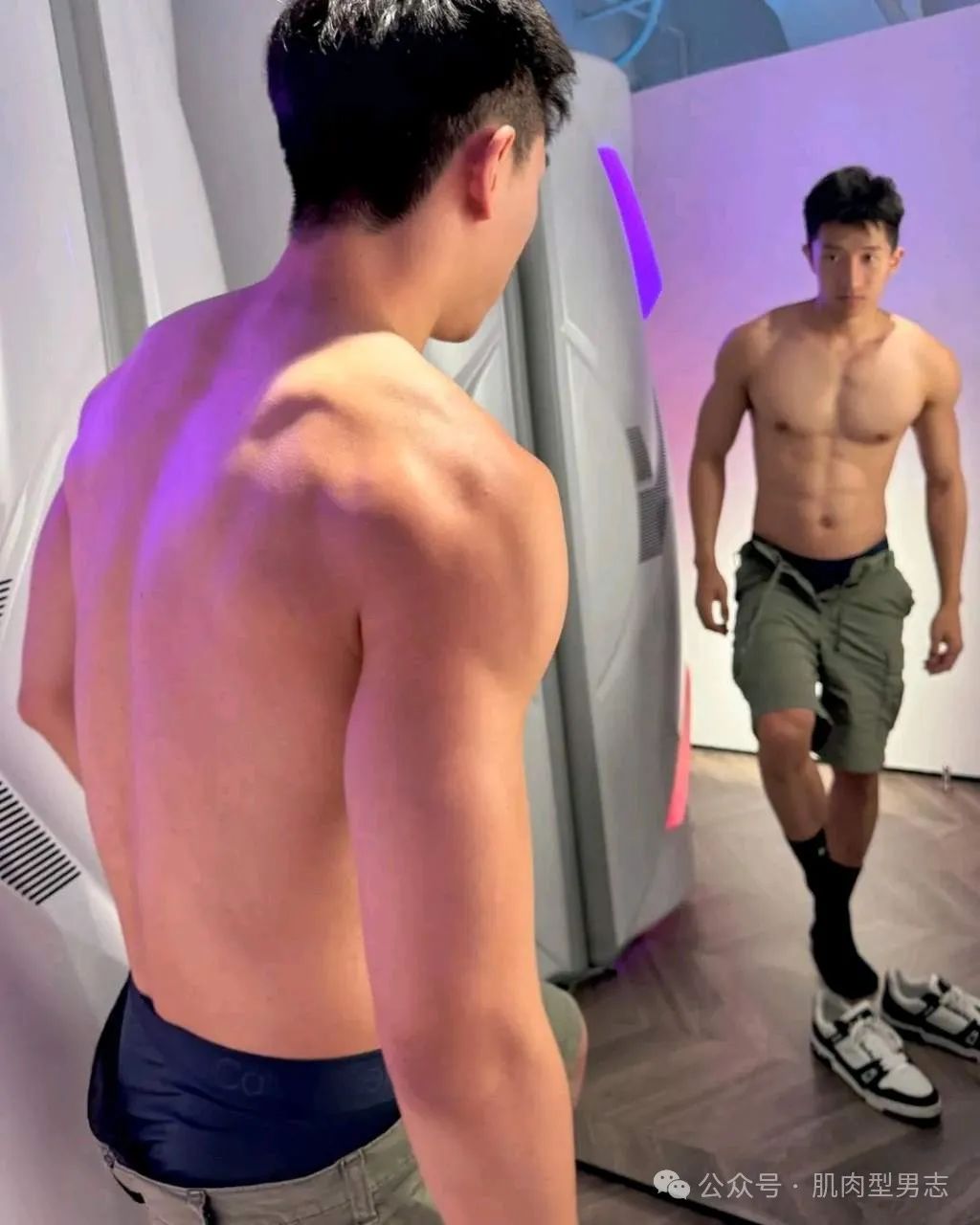 灰裤子彝族小哥超可以！穿上泳裤这谁顶