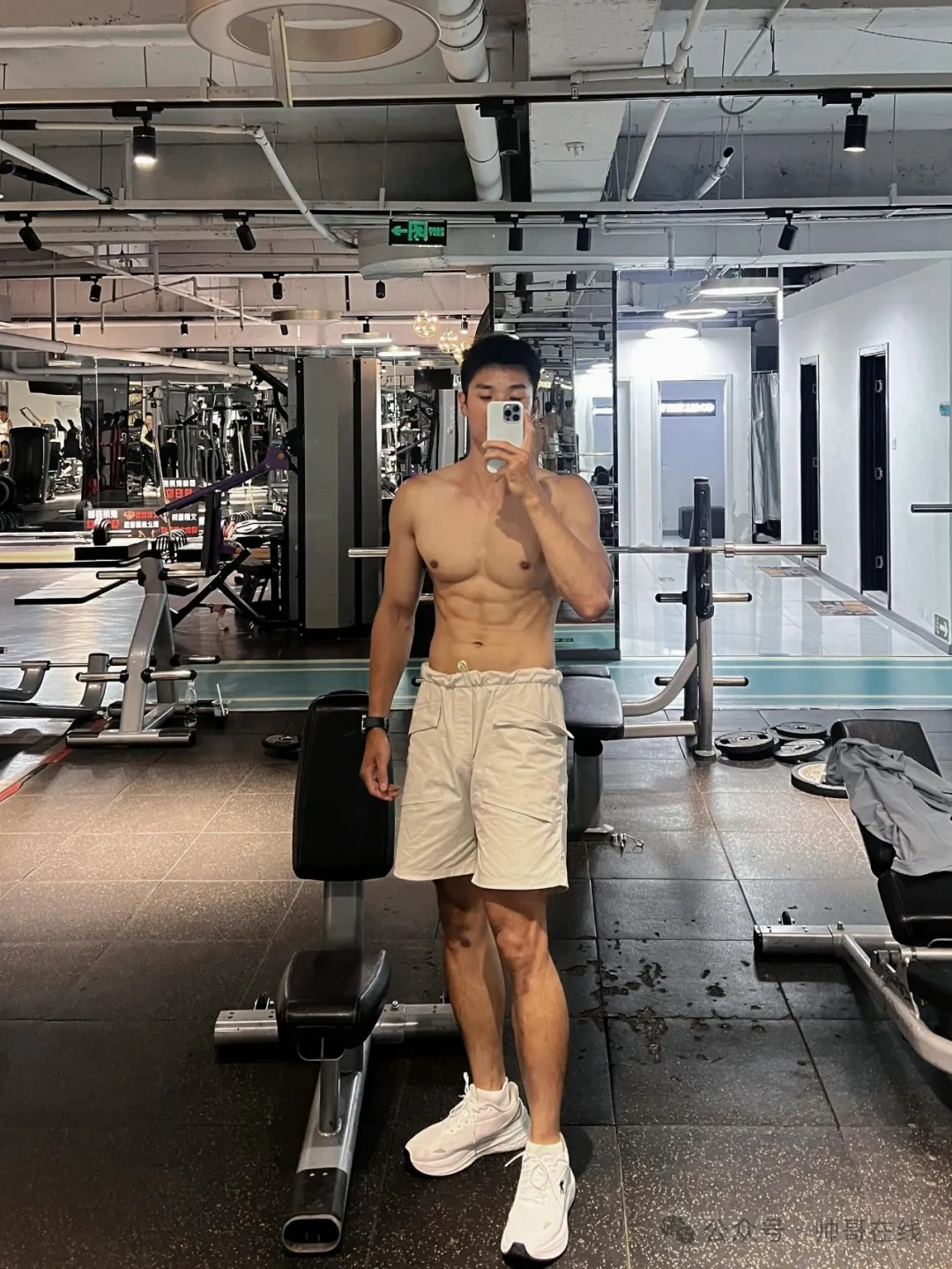 八块腹肌黑皮体育私教，这身肌肉馋哭了好多人!