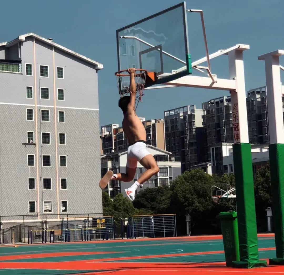 扒到了体育生表弟的肌肉照，这也太好看了