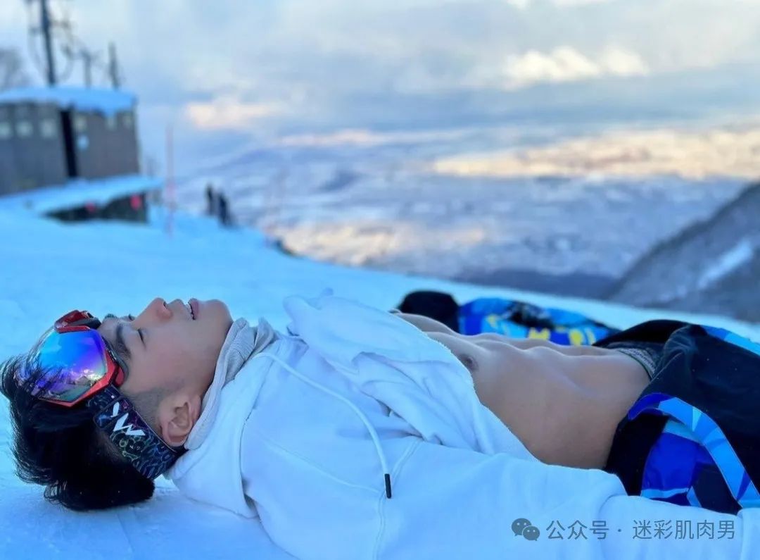 操场打球撩衣擦汗的腹肌男真帅！穿正装太有型啦