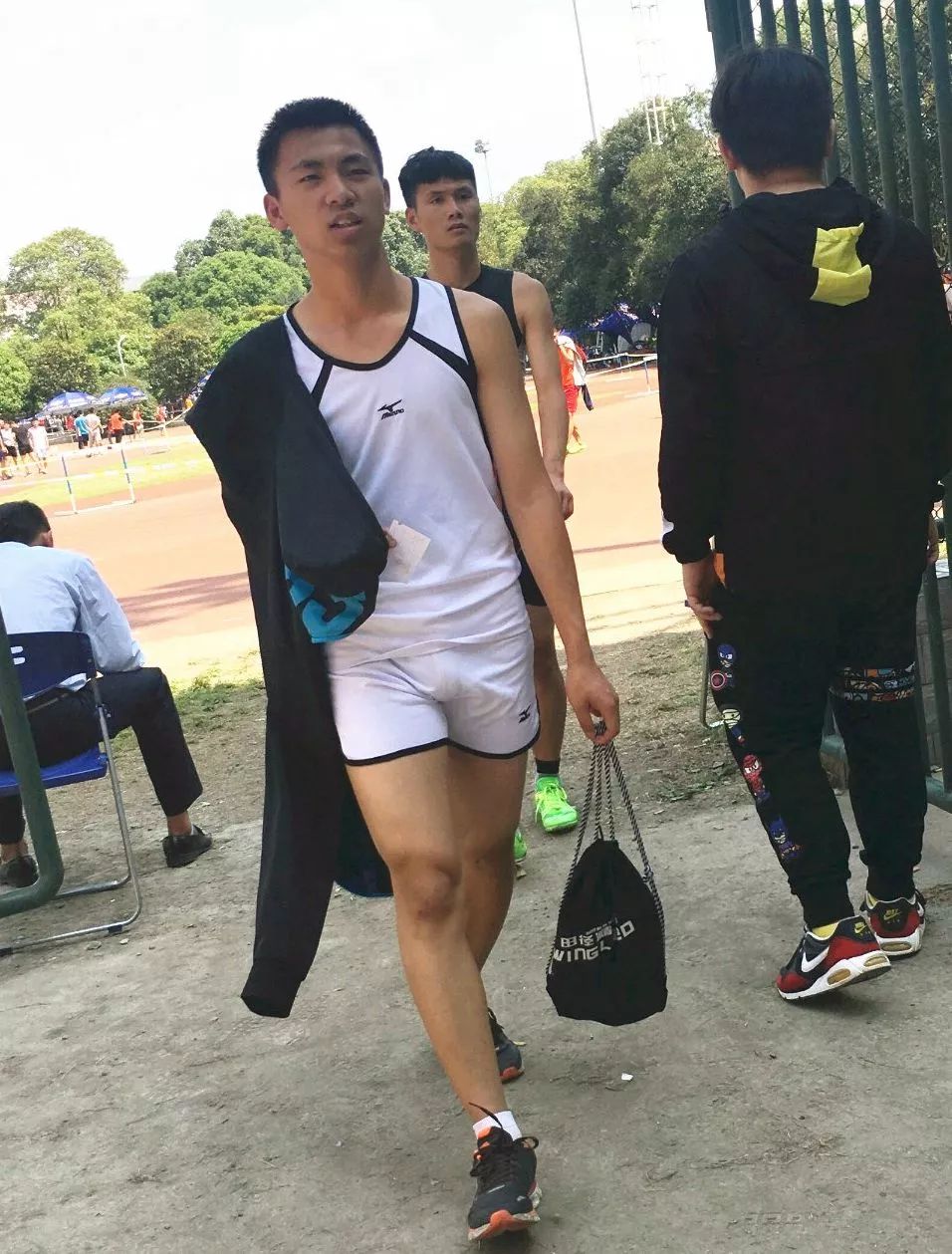 成都体院遇见的野生体育生，操场一个穿得比一个紧！