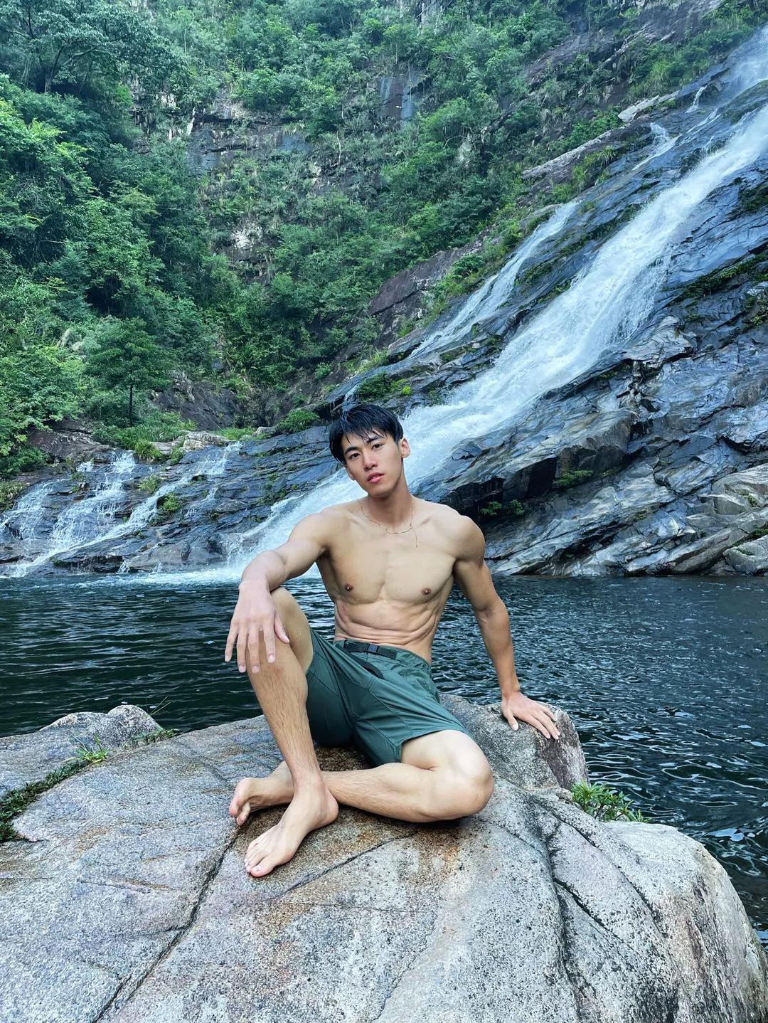 百万粉丝男网红！深夜和 TS 小男娘约会被抓拍…