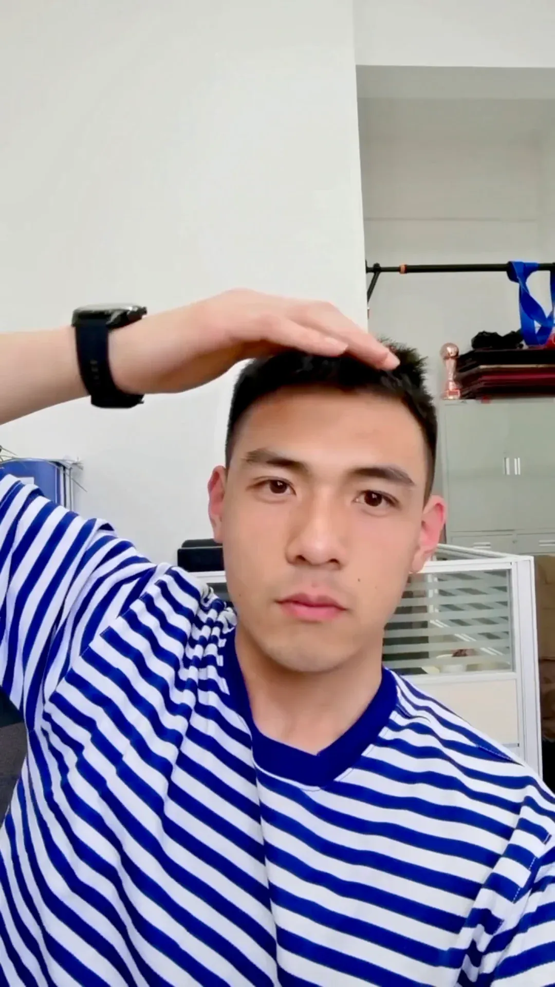 辽宁 190CM 寸头退役兵哥自拍，胸毛长得也太旺盛了！