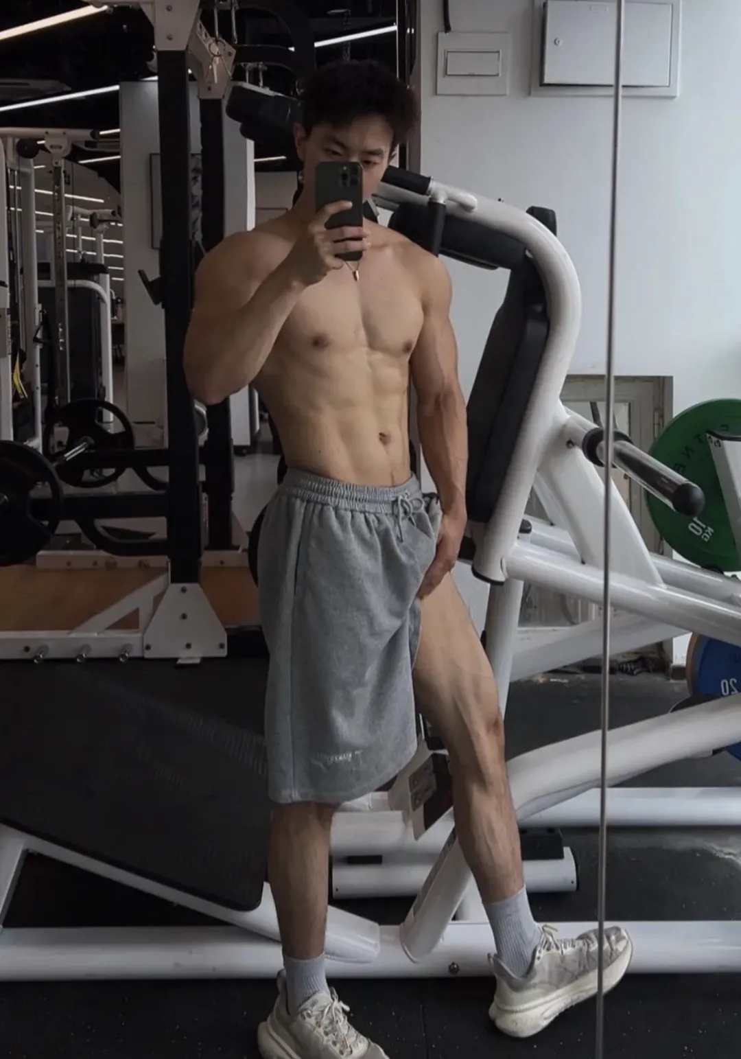 穿灰裤子的六块腹肌小兵哥自拍，长腿青筋爆棚呀！
