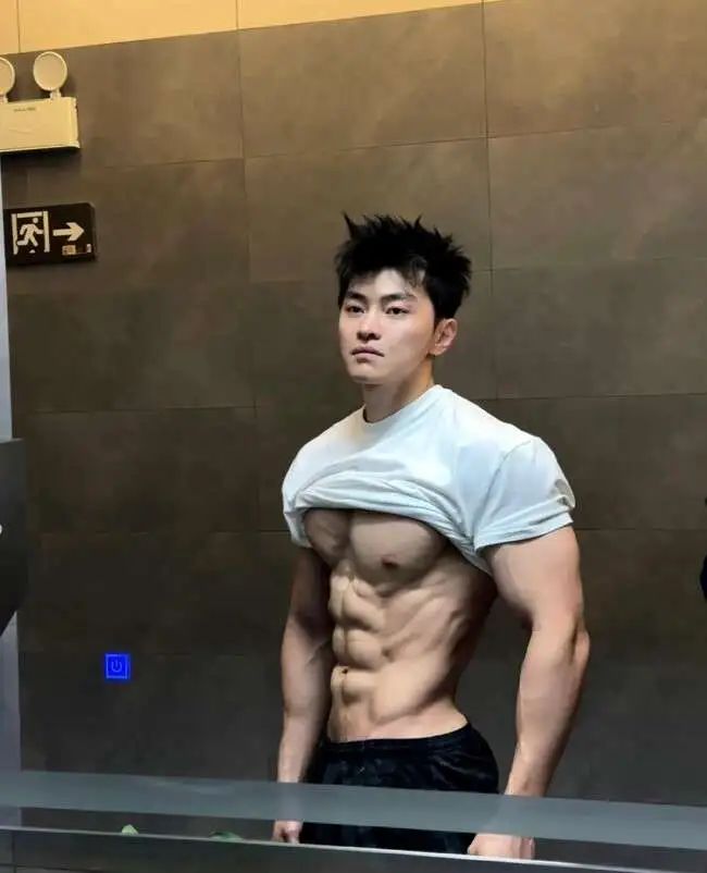 威武雄壮肌肉男，腹肌刚毅完美男人！