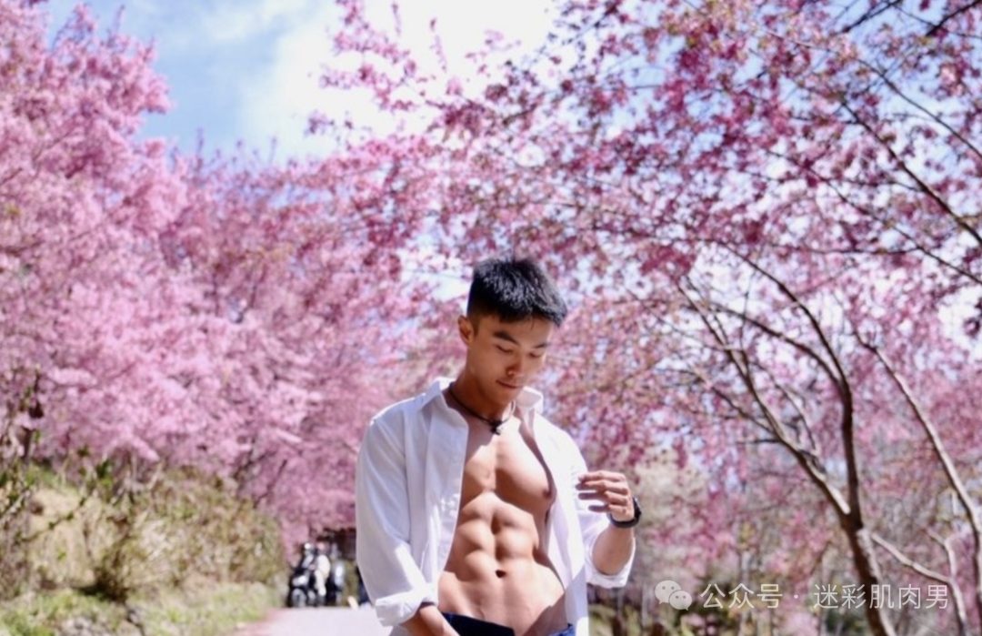 操场打球撩衣擦汗的腹肌男真帅！穿正装太有型啦
