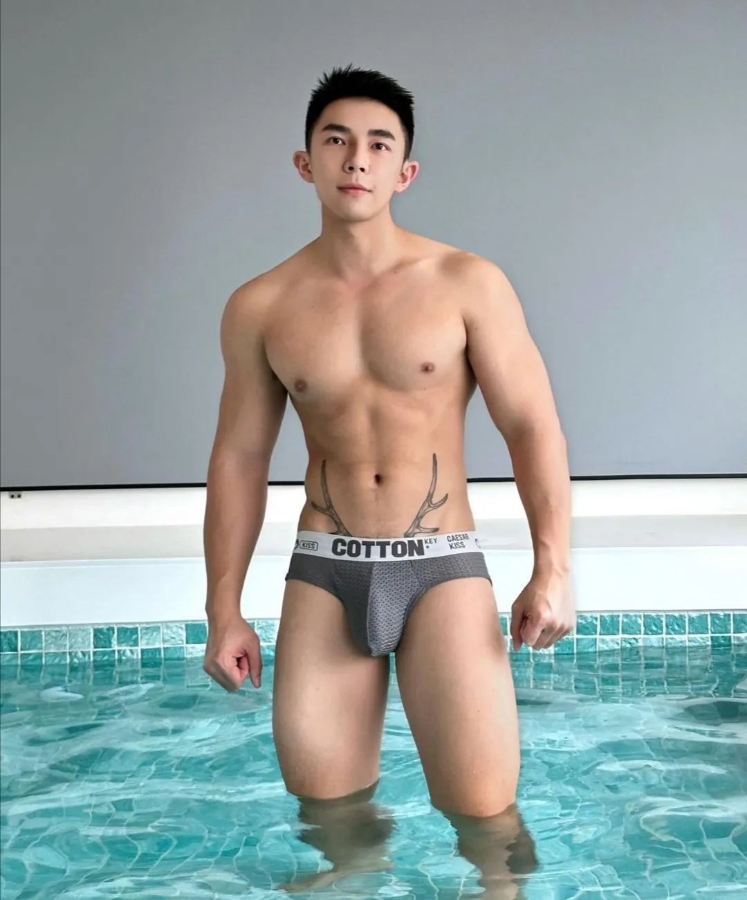 鹿角大包帅哥，内裤穿搭超吸睛！