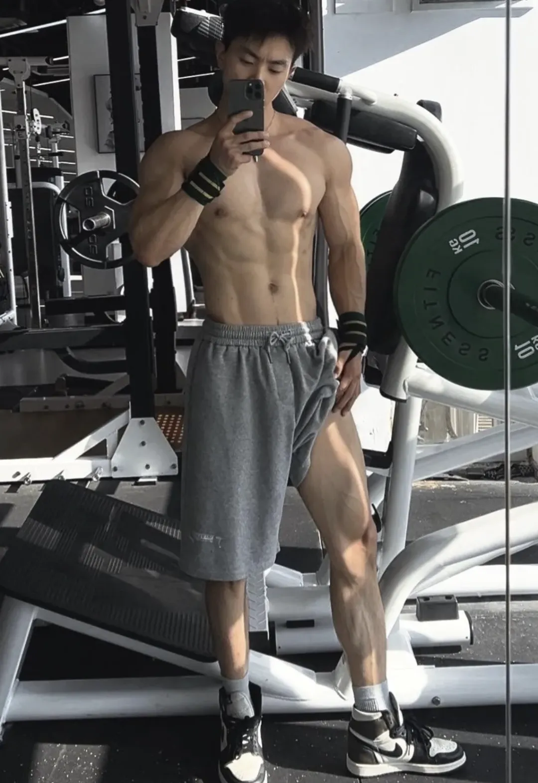 穿灰裤子的六块腹肌小兵哥自拍，长腿青筋爆棚呀！