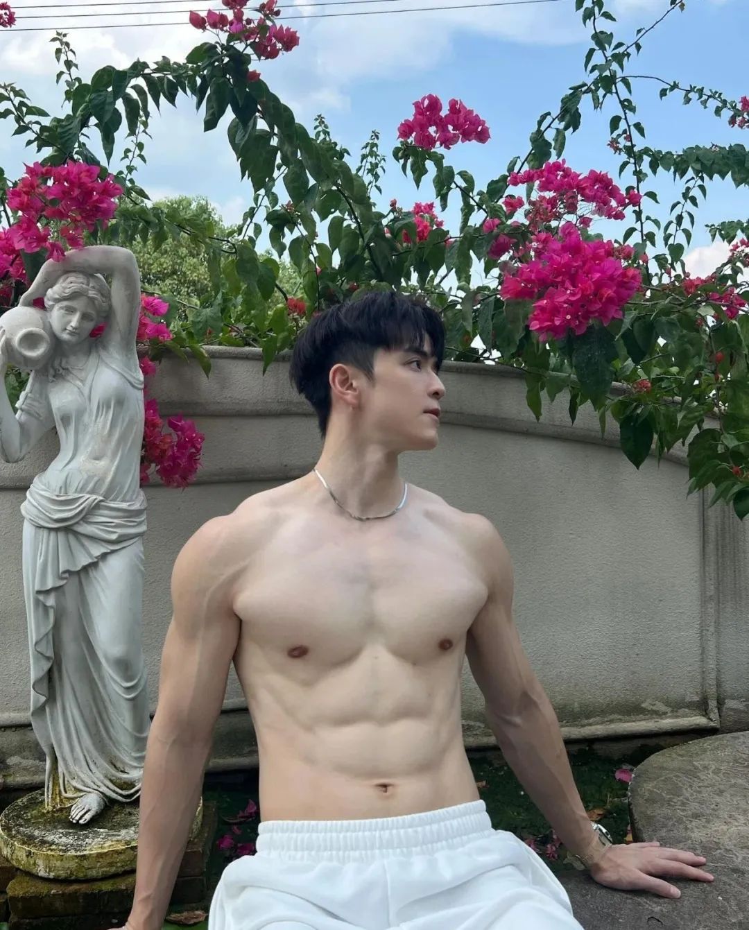 重庆帅奶狗，冷白皮细腻光滑能掐出水！