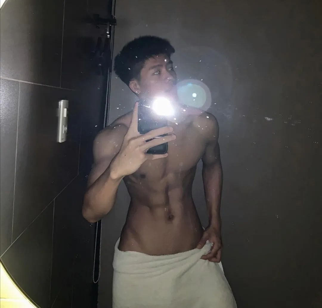 185cm 体育生在酒店自拍，完美尺度！