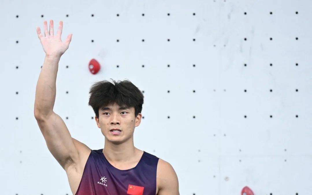 只看一眼就会爱上！00 后运动小将伍鹏首封来啦~