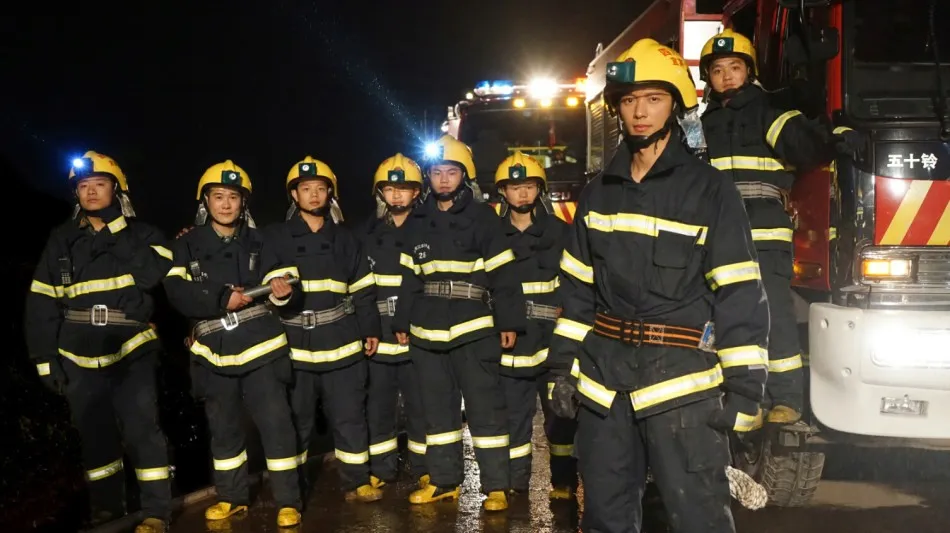 香港先生冠军高钧贤早年私照被扒翻红，穿太少真好看！