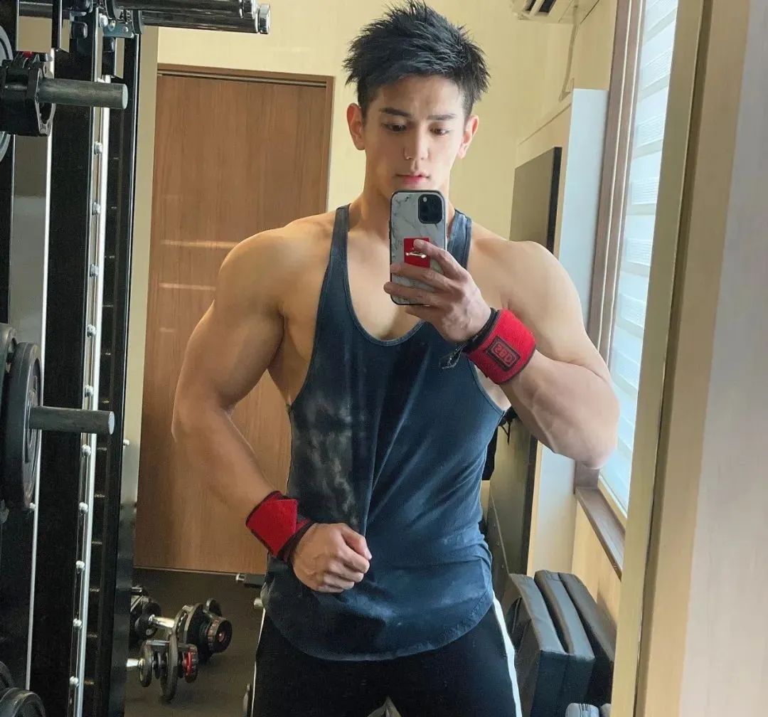 推特网红肌肉爸爸私教课卖五百约的都是男顾客，值吗？