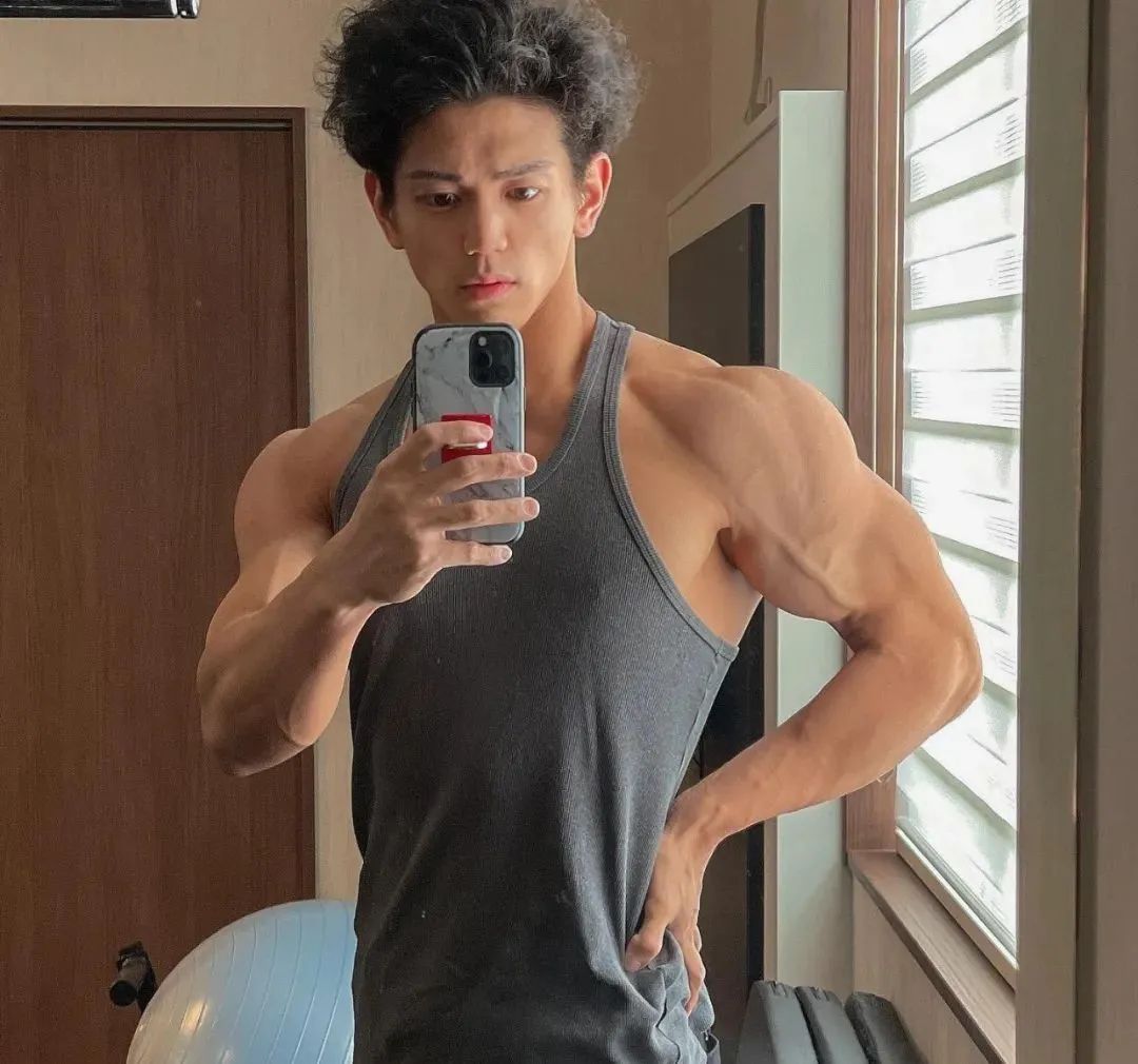 推特网红肌肉爸爸私教课卖五百约的都是男顾客，值吗？