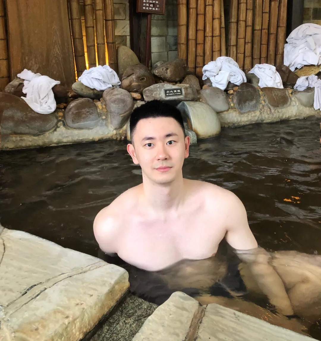穿黑内裤自拍的野生男私照扒到啦，大实力遮不住呀！