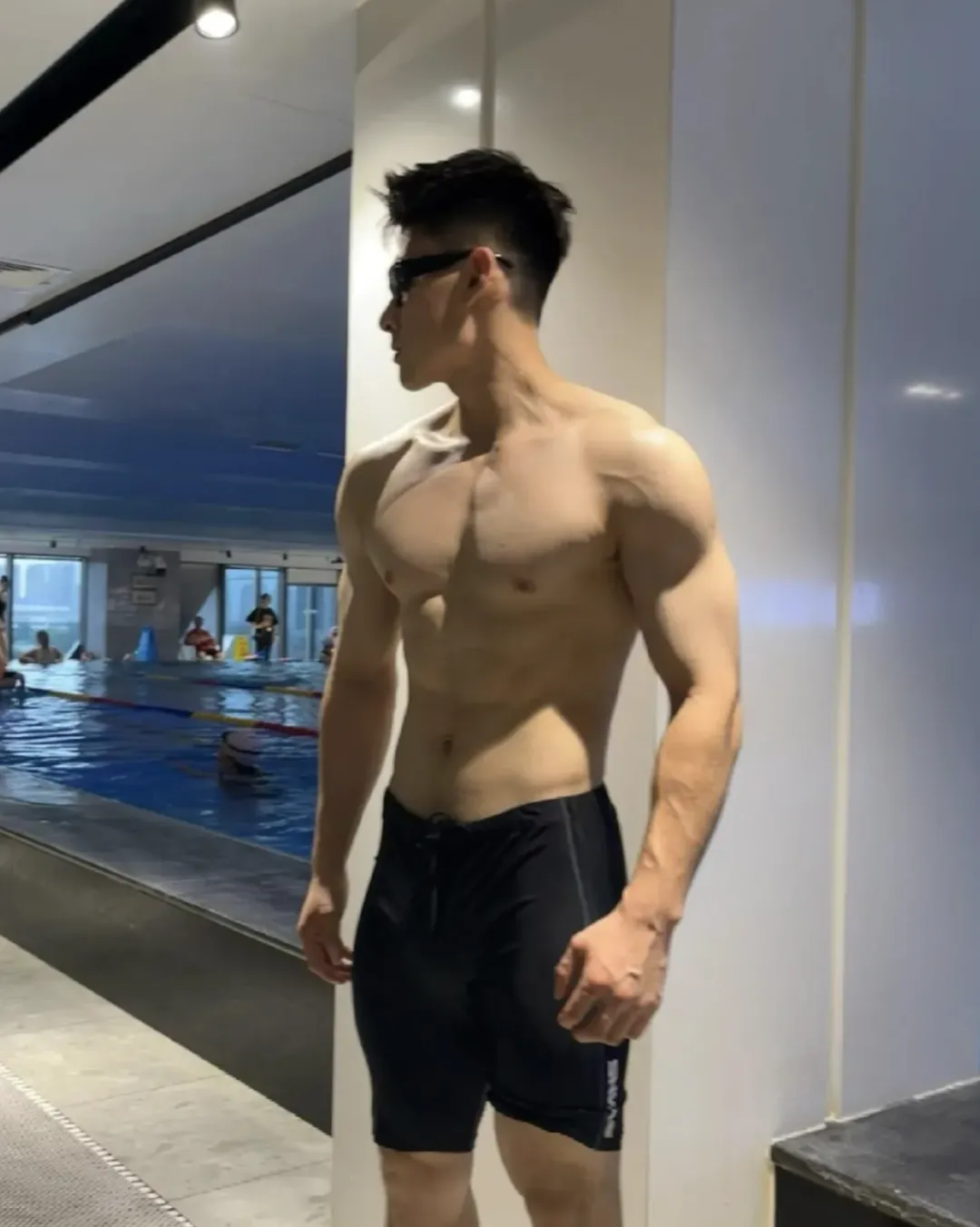 泳池湿透的长腿运动男，东北男人就是强大呀！！