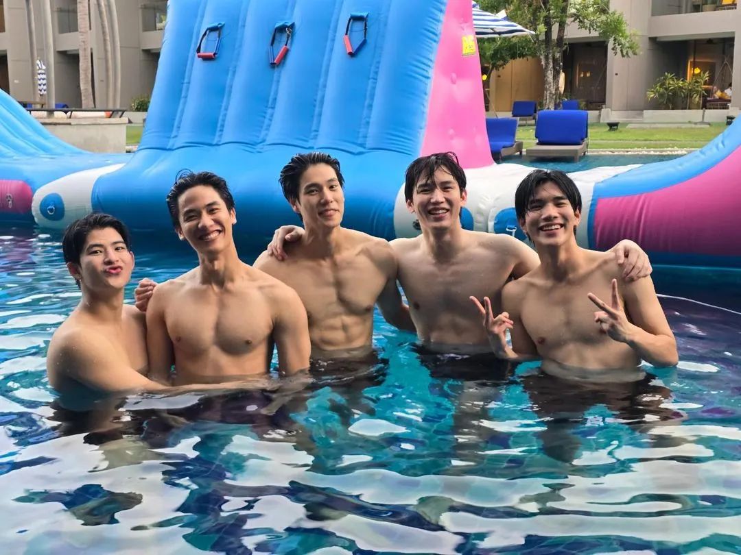 被眼镜封印颜值的男明星，摘掉气质 180°大转变！