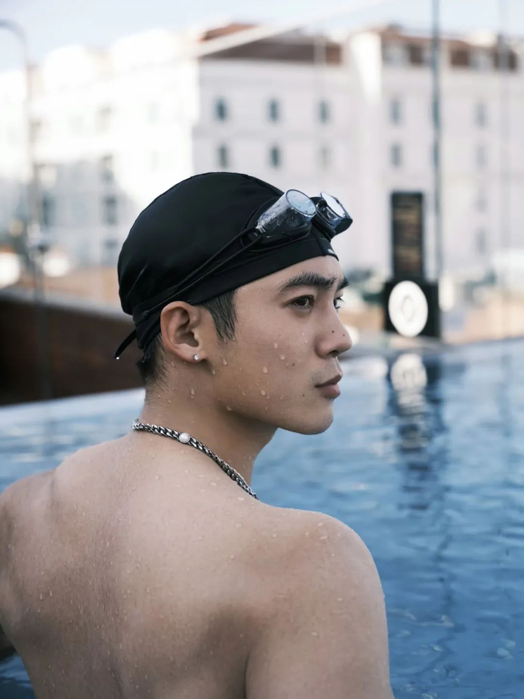 于是，塌房了！舔脚婆、男女通吃、双插头 Buff 叠满…