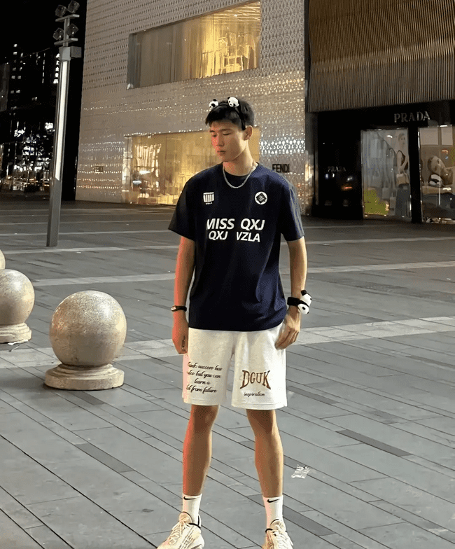 男大体育生黑皮肌肉帅哥独自在酒店！
