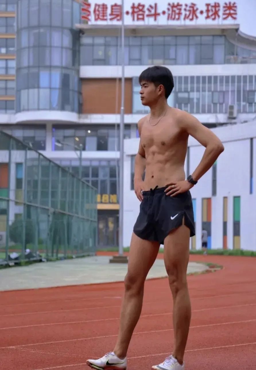 193CM 黑皮田径体育生，19 岁山东男大的迷人魅力！