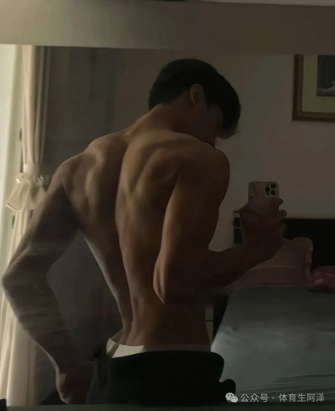 宽肩窄腰大长腿，体育生这背不拔罐可惜了，腰线太迷人.....