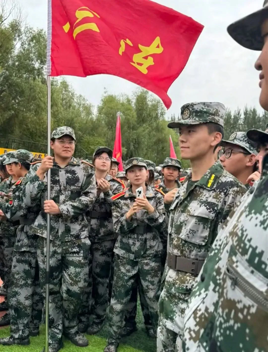 哈尔滨广厦学院的军训教官太帅了！