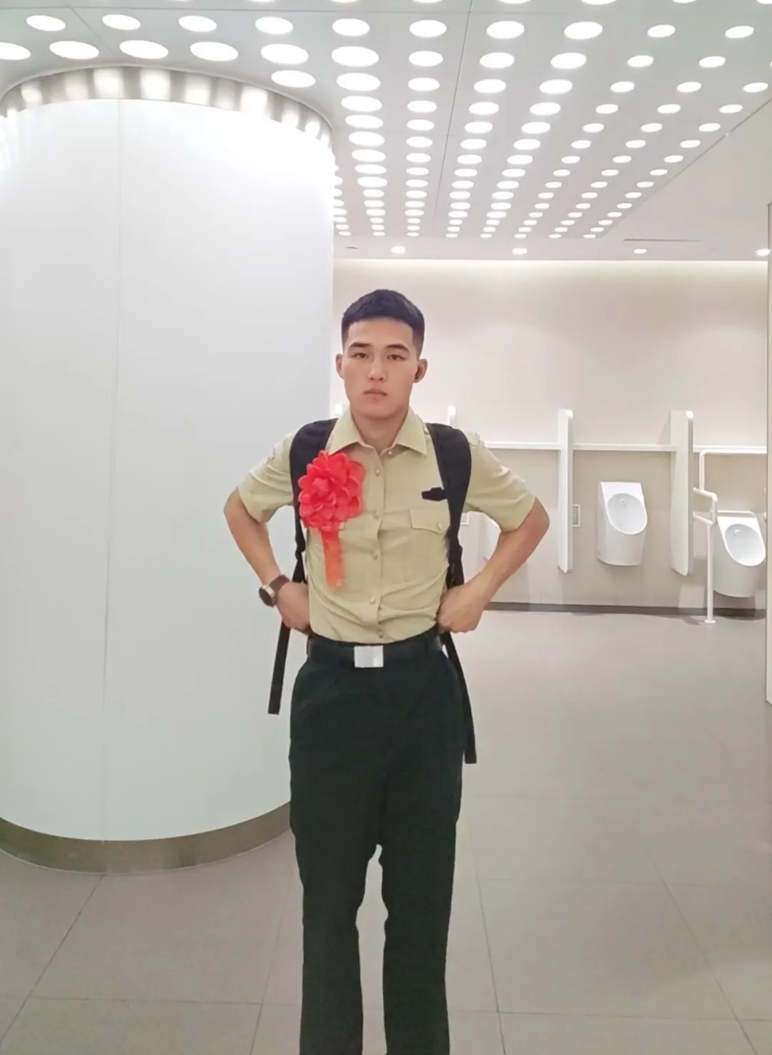 兵哥哥光荣退伍，刚毅清澈的眼神太帅了！