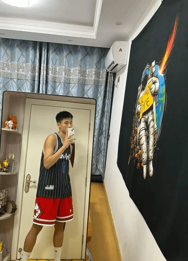 男大体育生黑皮肌肉帅哥独自在酒店！