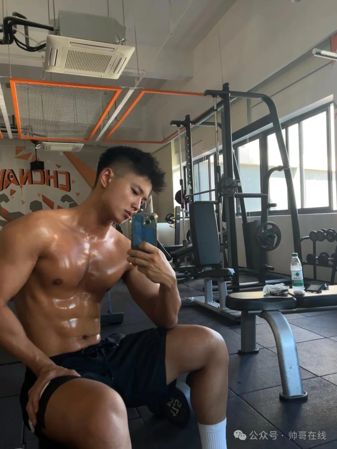黑皮肌肉健身男大，全身汗湿太让人上头了!