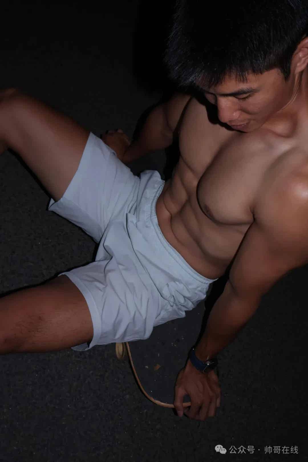 八块腹肌黑皮体育私教，这身肌肉馋哭了好多人!