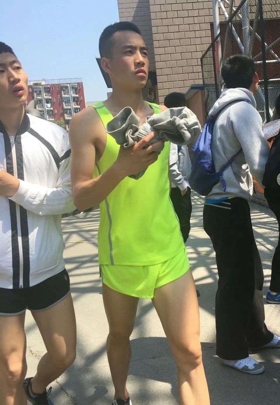 成都体院遇见的野生体育生，操场一个穿得比一个紧！