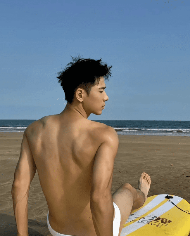 体育老师穿泳裤冲浪，少年感又欲又帅！