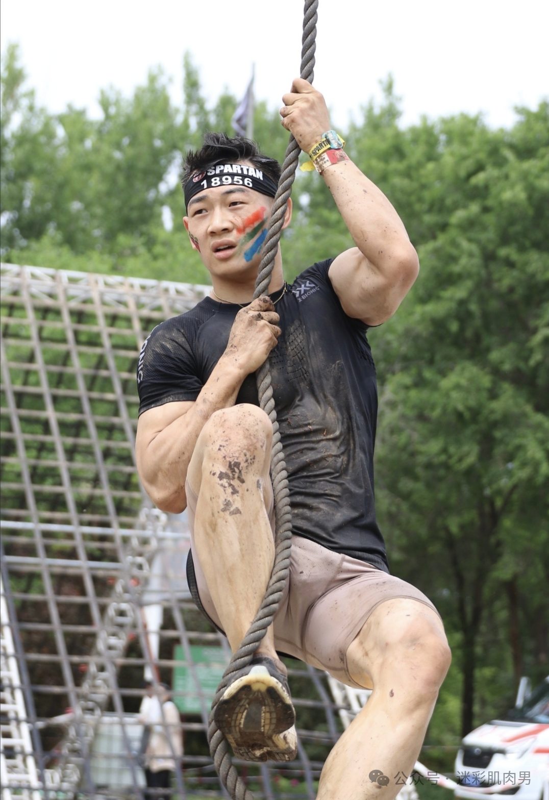 参加斯巴达的运动男湿湿透，我天这大腿能帮他洗吗？