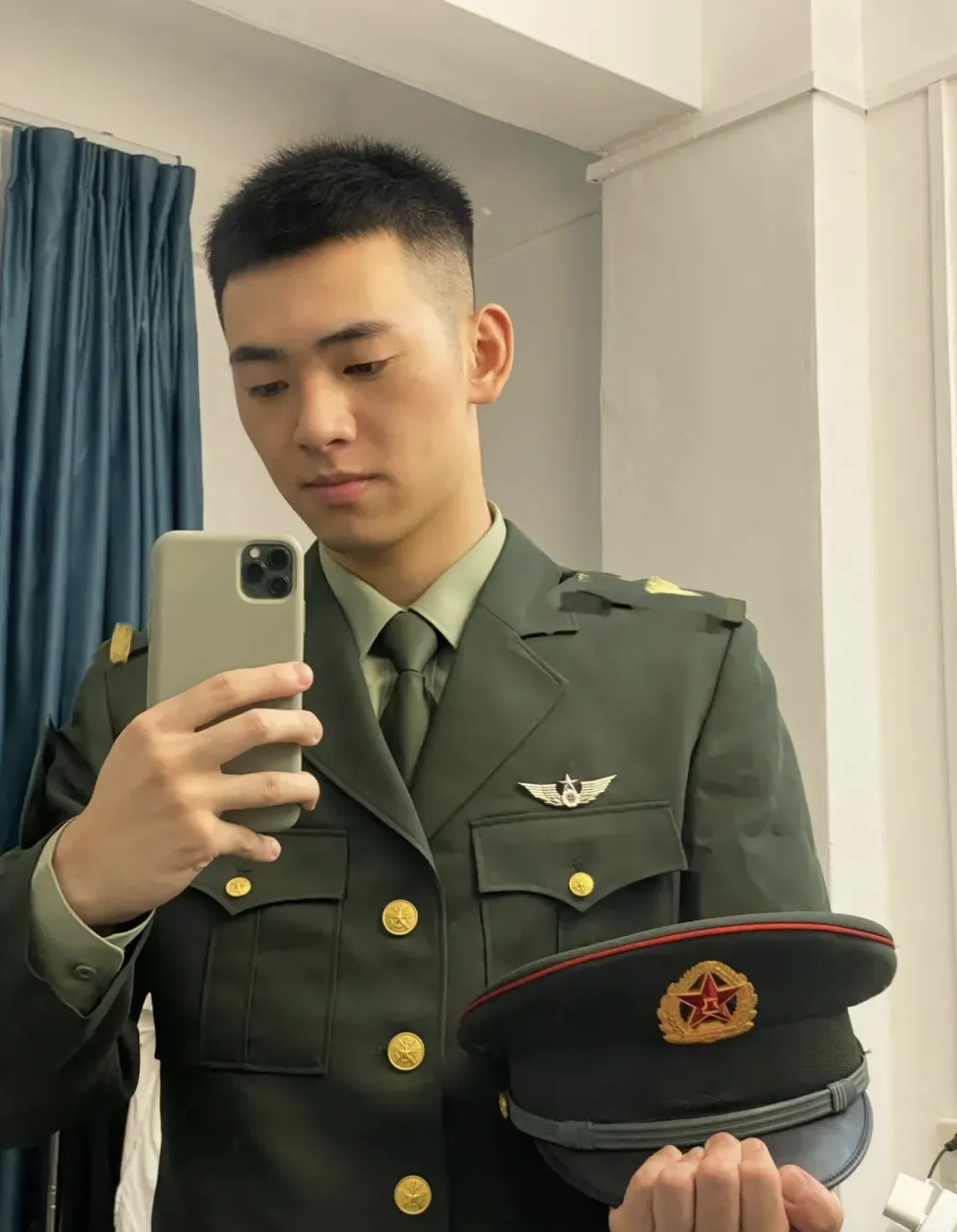 退役的寸头小哥脱啦，长腿粗壮腿毛长的太旺盛了！