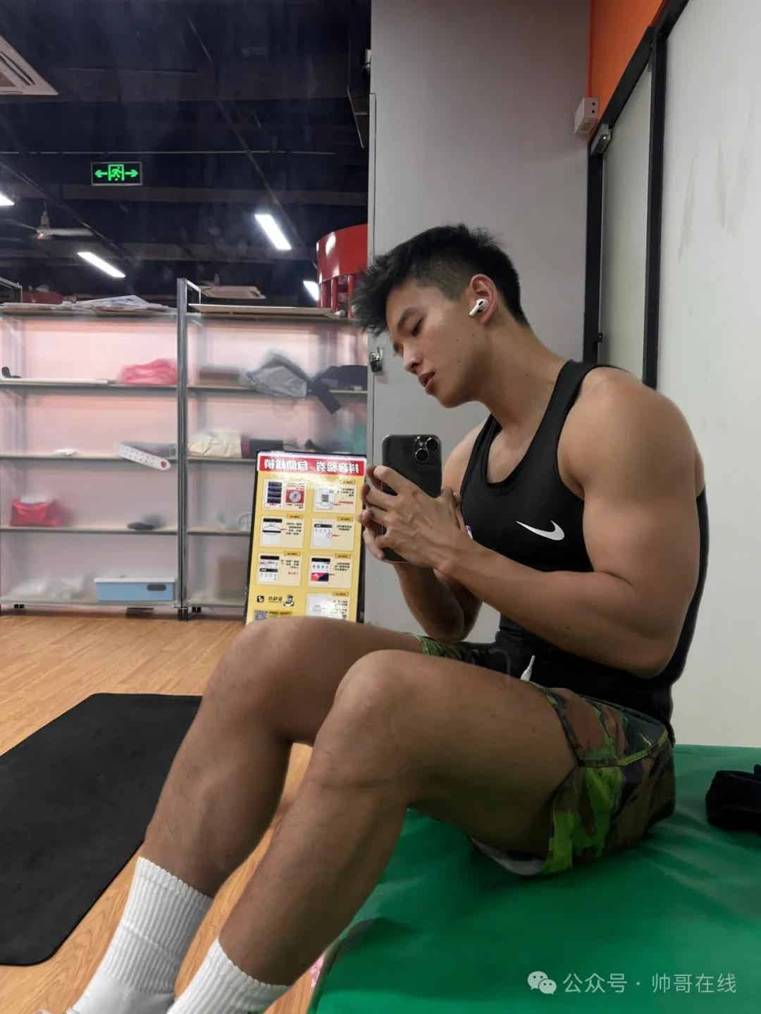 黑皮肌肉健身男大，全身汗湿太让人上头了!