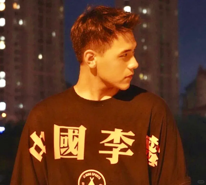 辽宁 190CM 寸头退役兵哥自拍，胸毛长得也太旺盛了！