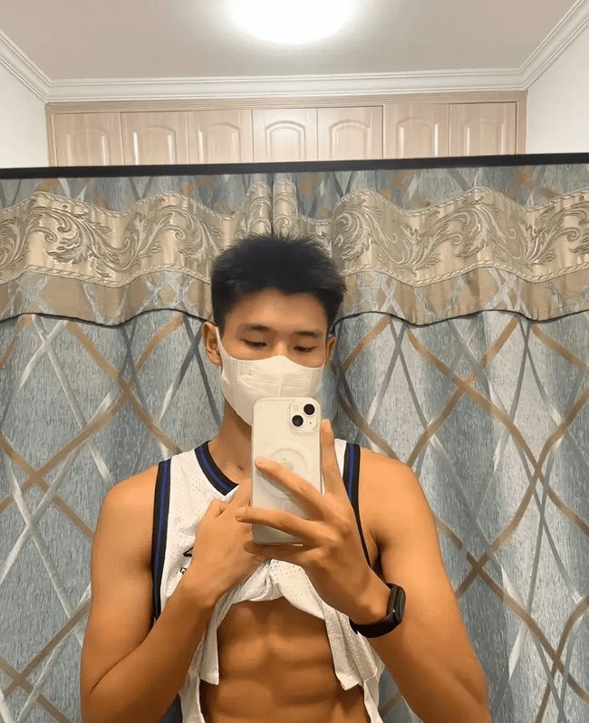 男大体育生黑皮肌肉帅哥独自在酒店！