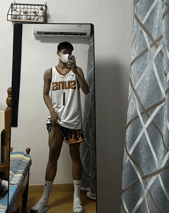 男大体育生黑皮肌肉帅哥独自在酒店！