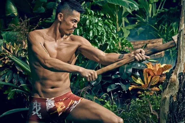 41 岁林丹穿超短裤叉太开满屏了，视频全是大长腿！！