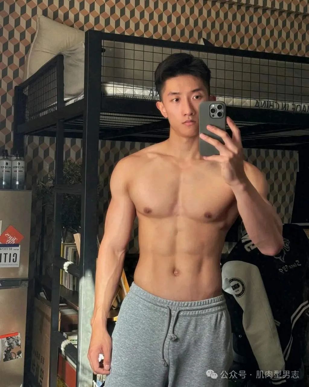 灰裤子彝族小哥超可以！穿上泳裤这谁顶