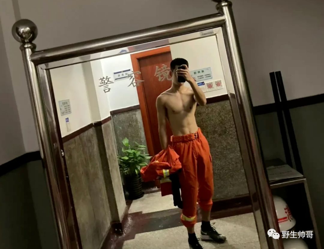 当消防员穿上灰裤子，太顶啦