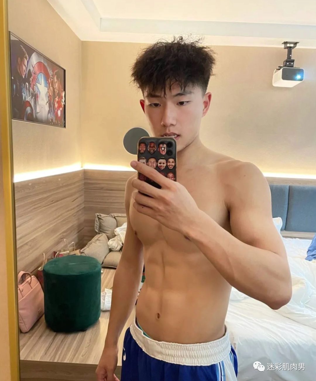 体育生上课展示自己腹肌满满荷尔蒙惹人爱 体育生上课展示自己腹肌满满荷尔蒙惹人爱