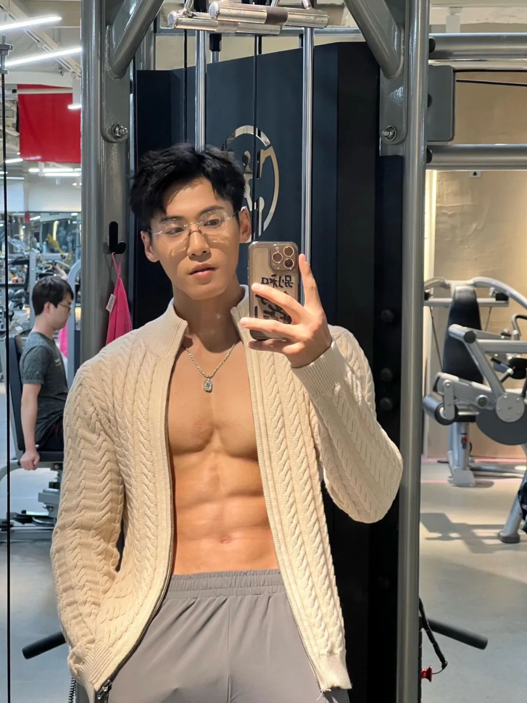 百万粉丝男网红！深夜和 TS 小男娘约会被抓拍…