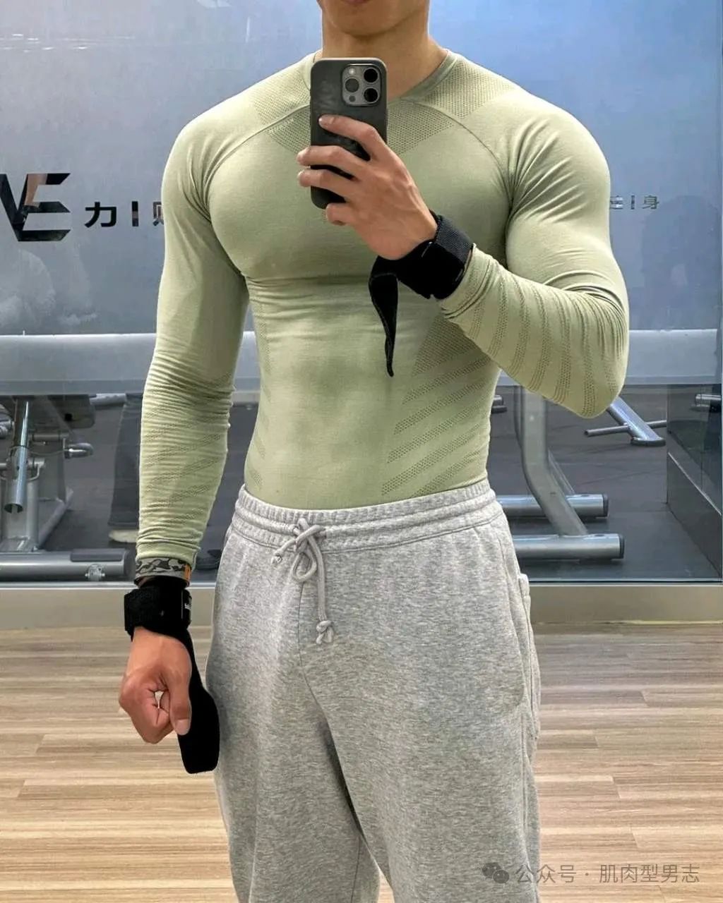 灰裤子彝族小哥超可以！穿上泳裤这谁顶